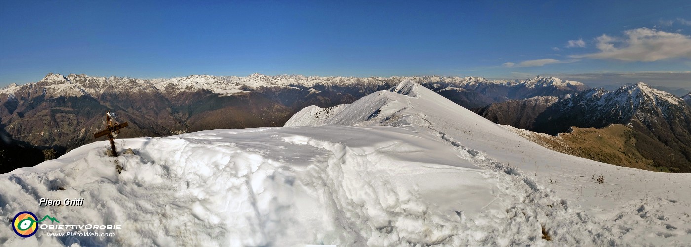 53 Dal Baciamorti (2009 m) in cresta pestando neve siamo sulla concatenata cima dell'Aralalta (2006 m).jpg